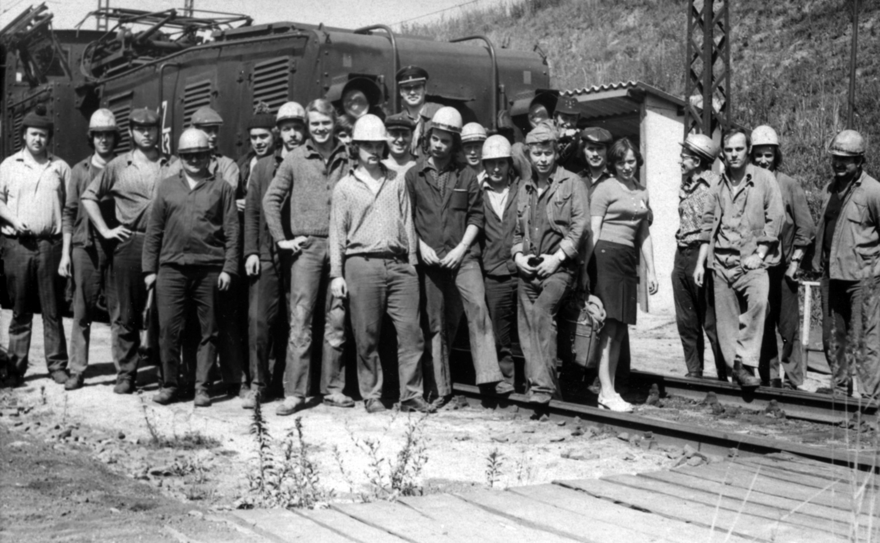 Brigade vor einer 150 ter AEG im Tagebau Espenhain