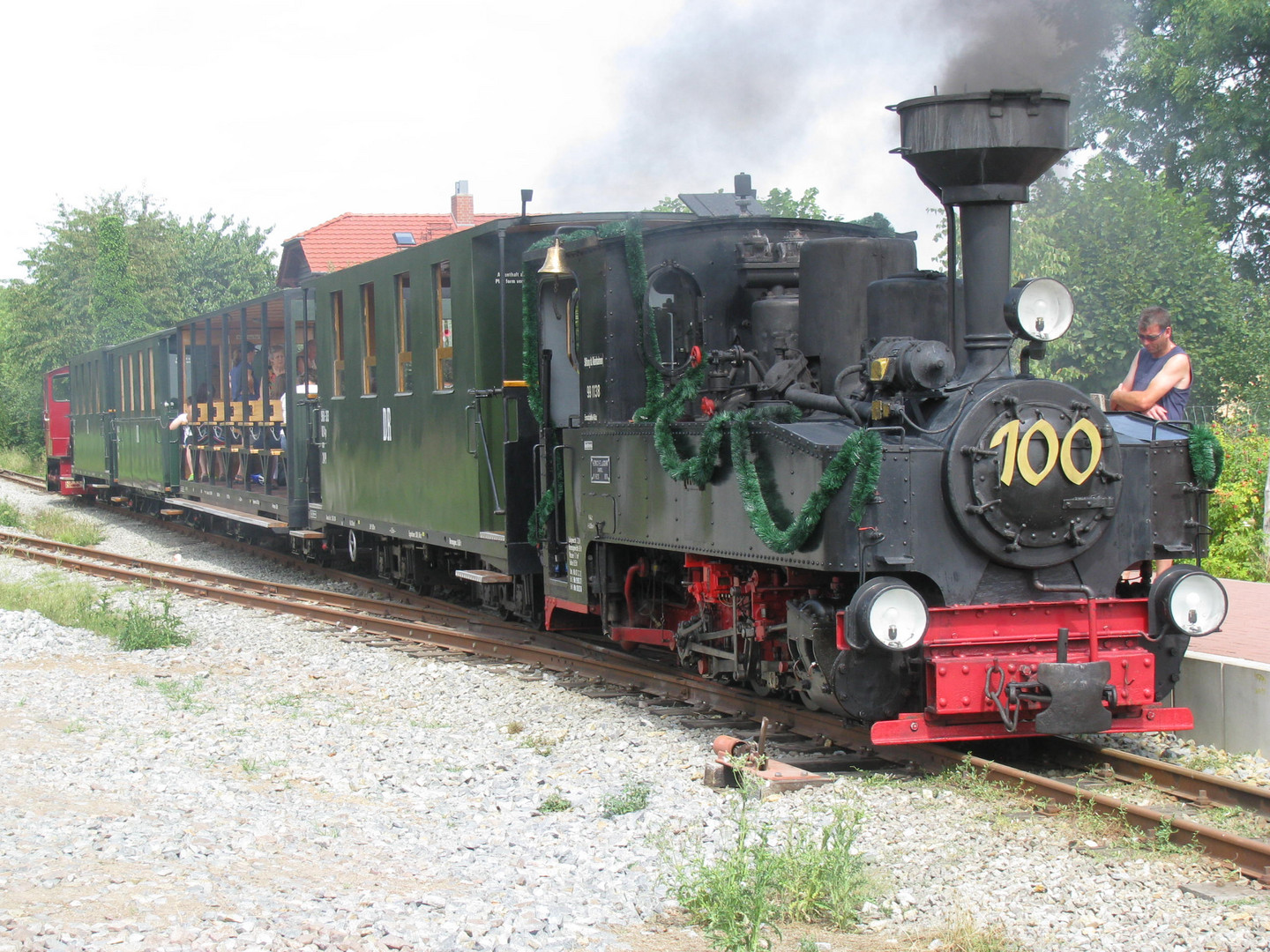 Brigadelok 99 1138 steht am Bahnsteig in Hp Reppenhagen