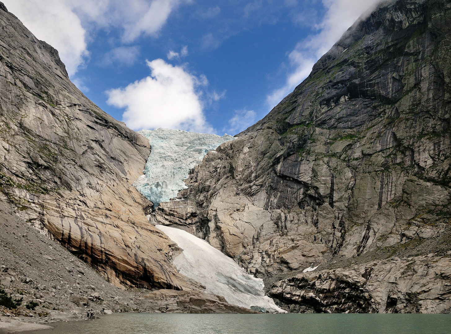 Briksdal Gletscher in Norwegen. LINKS UNTEN AM SEE SIND 2 PERSONEN....