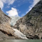 Briksdal Gletscher in Norwegen. LINKS UNTEN AM SEE SIND 2 PERSONEN....