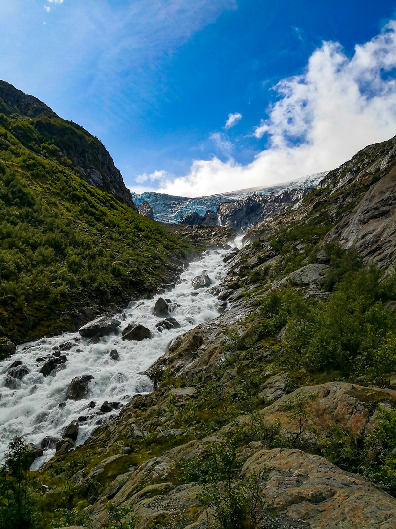 Briksdal-Gletscher mit Wasserfall in Norwegen 