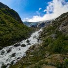 Briksdal-Gletscher mit Wasserfall in Norwegen 