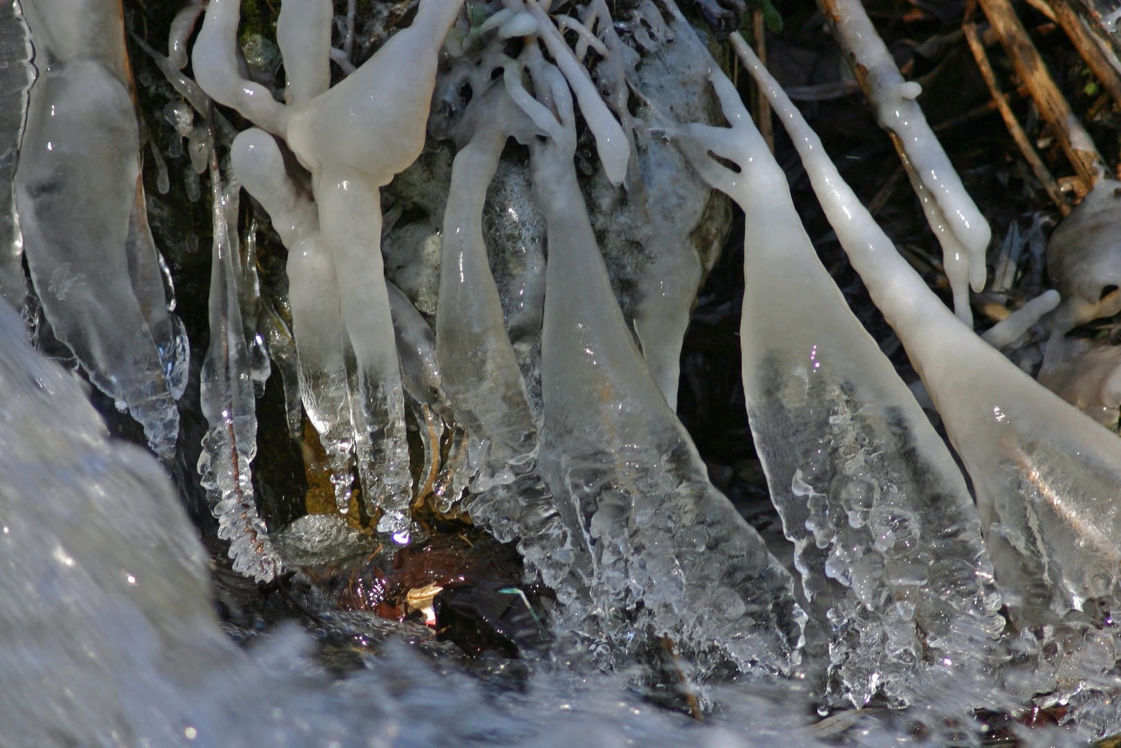 Brillante, klare Eiskristalle am Wasserfall