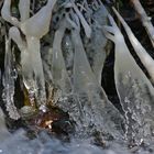 Brillante, klare Eiskristalle am Wasserfall