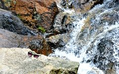 Brille am Wasserfall