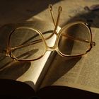 Brille und Buch