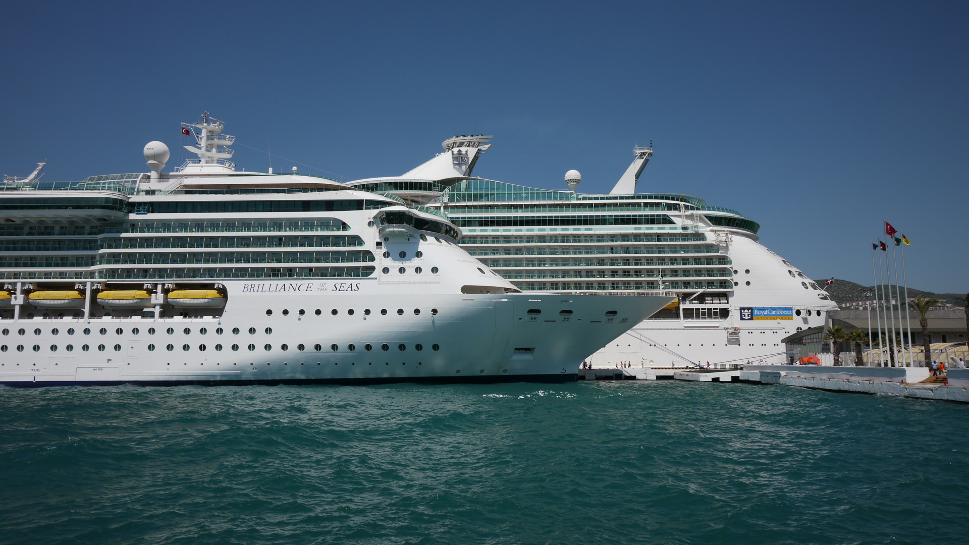 Brilliance of the Seas und dahinter Navigator of the Seas