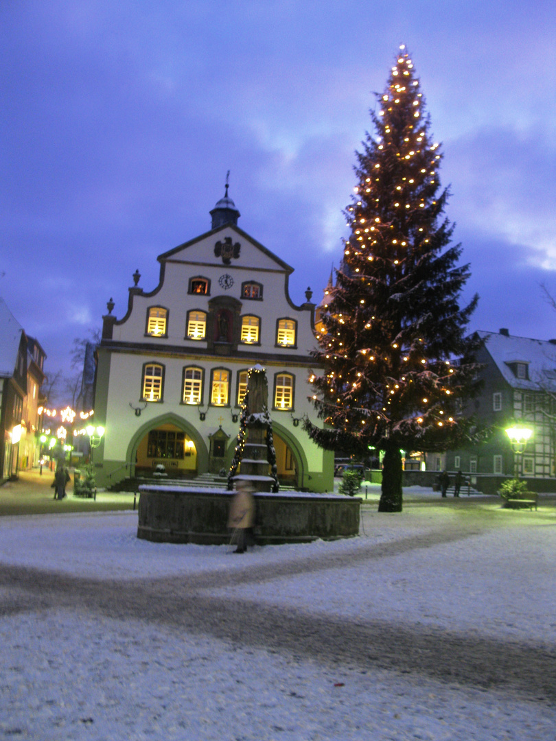 Brilon (Hochsauerland) – Das historische Rathaus im Avent