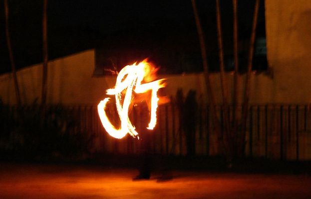 Brincando com fogo .