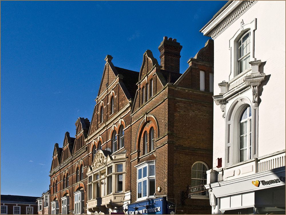  Brique et blanc   --   Saffron Walden, Market Place