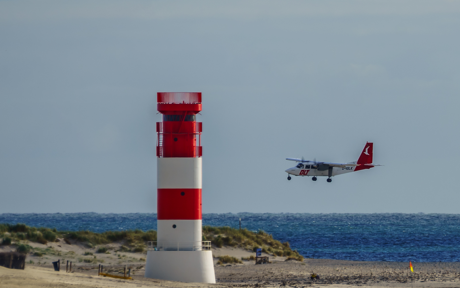 Britten Norman BN 2 Islander im Anflug auf den Flugplatz Helgoland Düne (Piste 33)