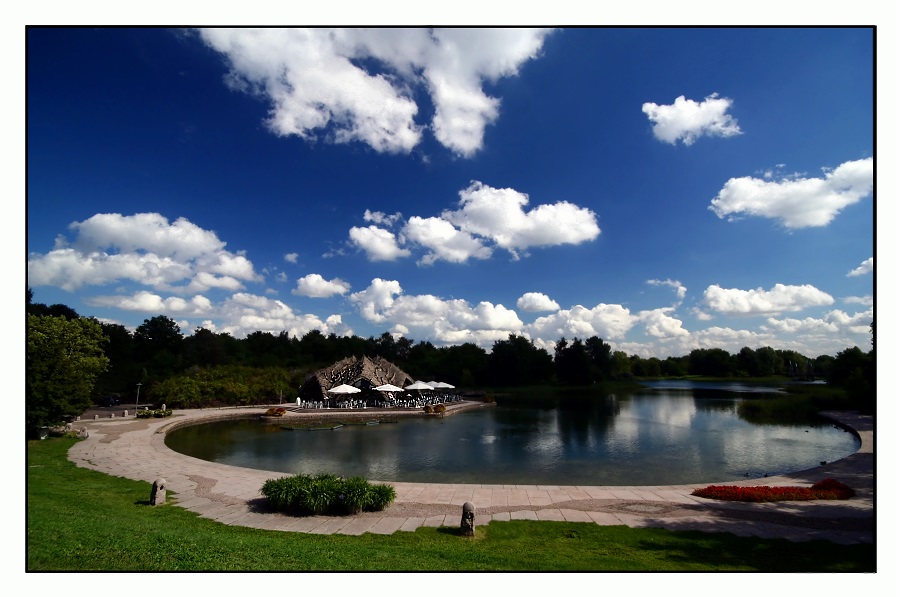 Britzer Garten mit Fluffy Clouds