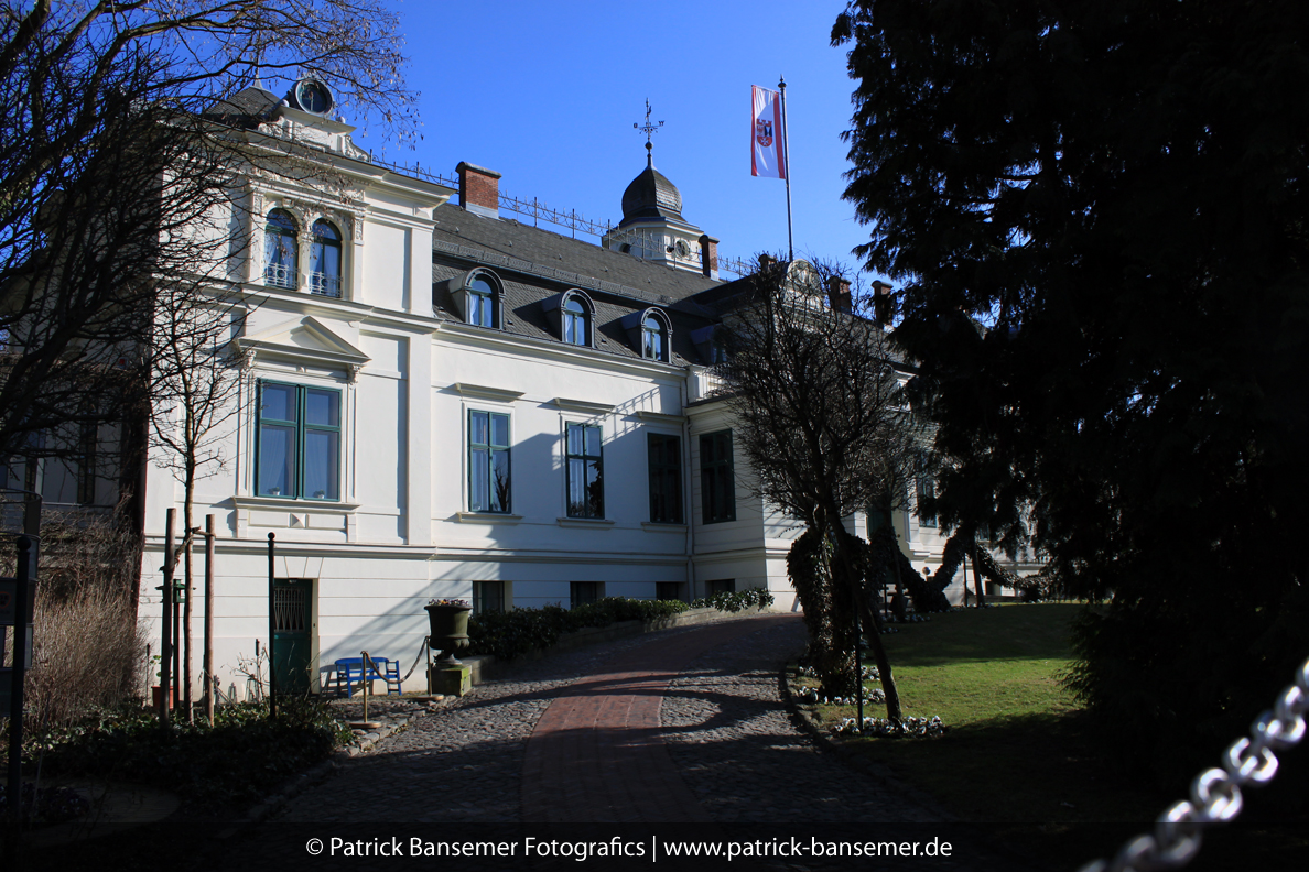 Britzer Schloss an einem Wolkenlosen Tag