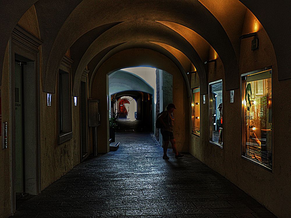 Brixen - Arkaden mit Geschäften