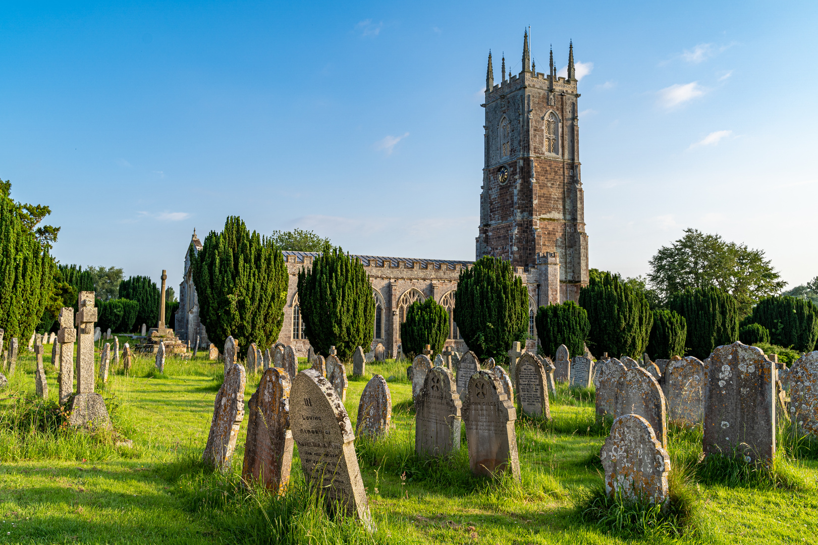 Broadclyst - Kirche mit urigem Friedhof