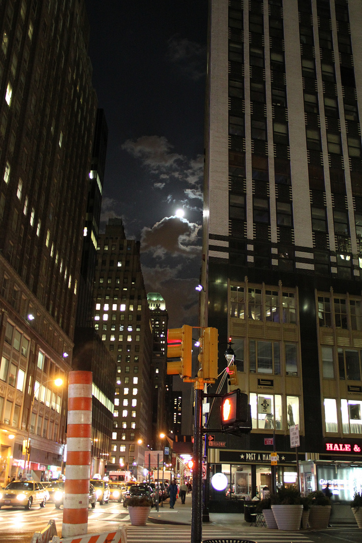 Broadway - Wo der Mond ist, sind die Sterne nicht weit!