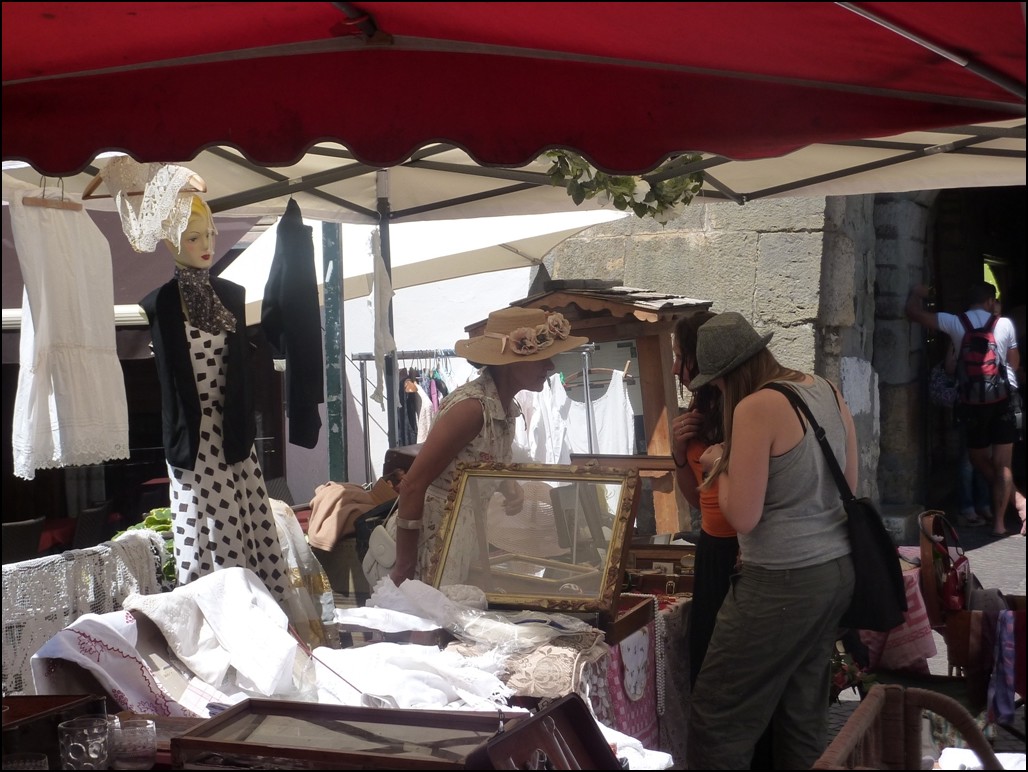 Brocante d'Annecy : un stand de lingerie ancienne