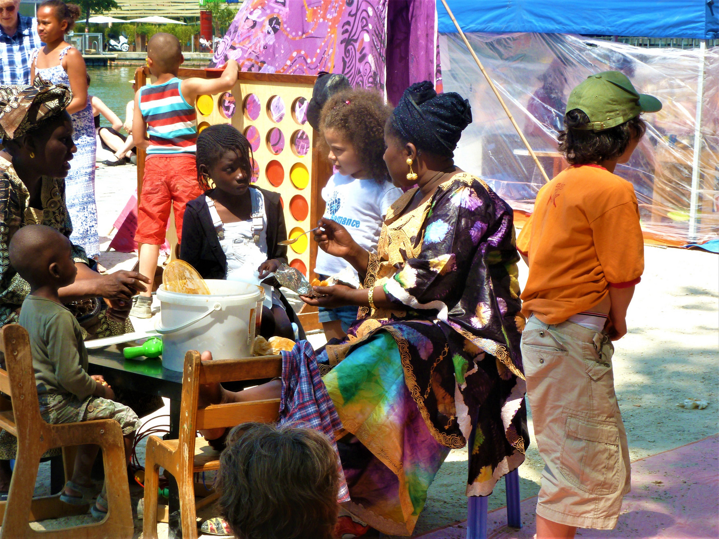 Brocante près du bassin de La Villette à Paris