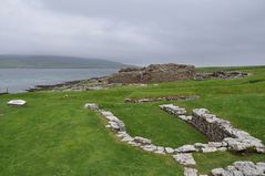 Broch of Gurness mit der Insel Rousay im Hintergrund