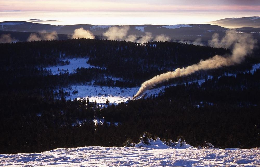 Brockenbahn schlängelt sich kraftvoll zum Brocken hoch