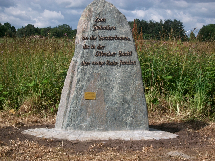 Brodtener Steilufer,Gedenkstein