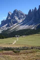 Brogles-Hütte vor Sass Rigais