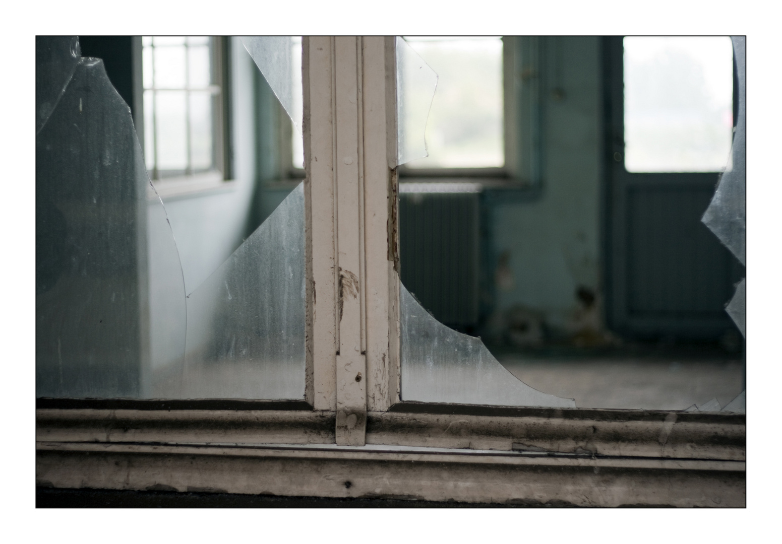 Broken window (Montzen gare Belgium)