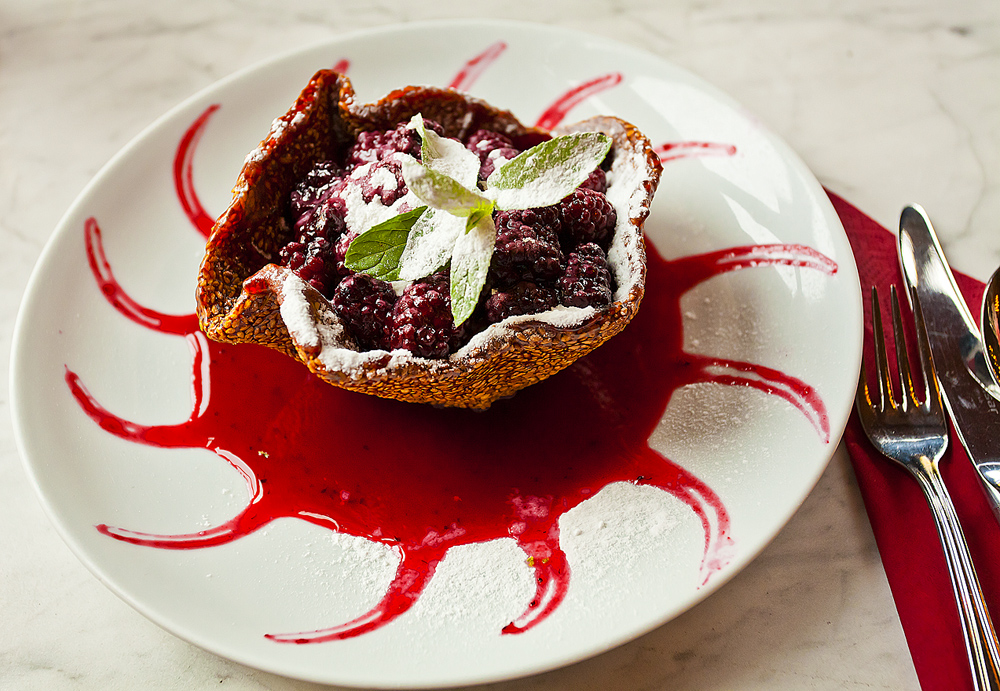 Brombeeren auf Milchpudding in Sesamschale