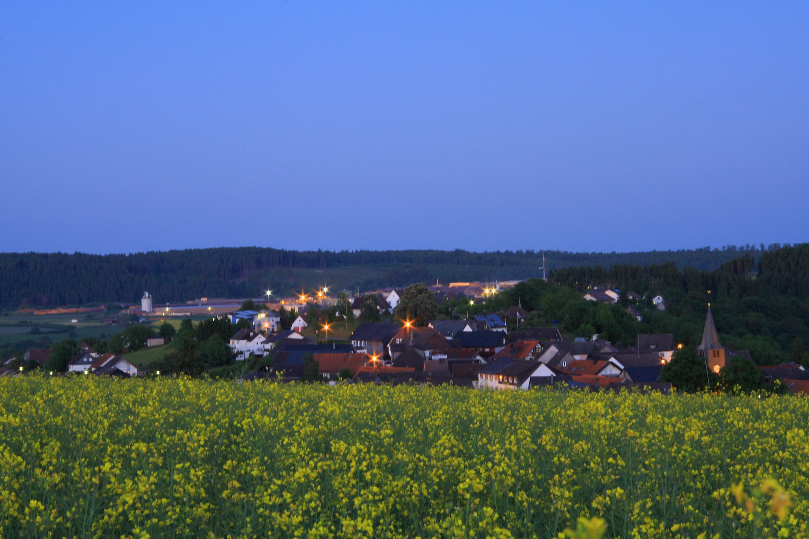 Bromskirchen bei Dämmerung