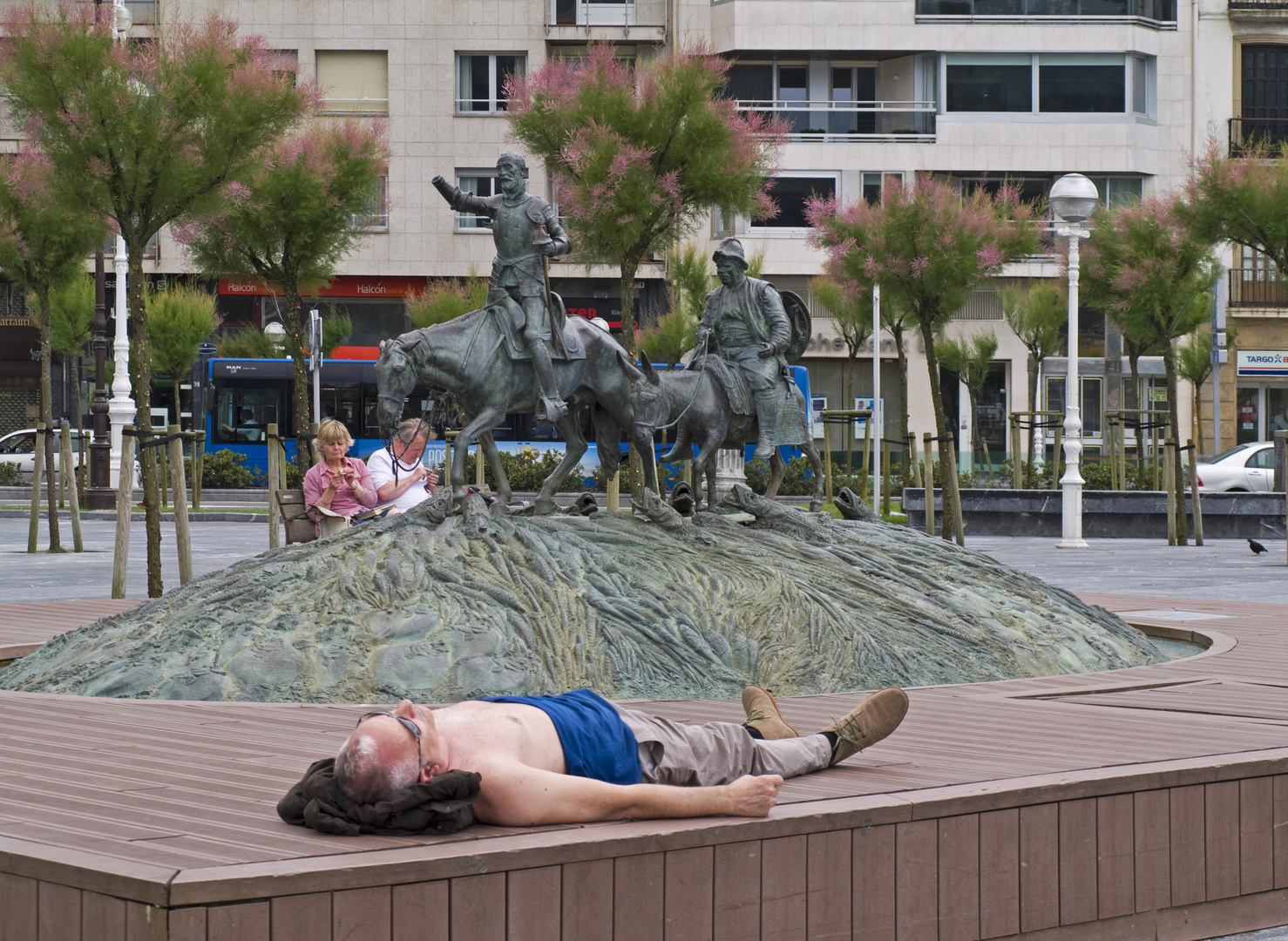 Bronzage insolite près de drôles de moulins à vent… !! - Don Quichotte et Sancho Panza