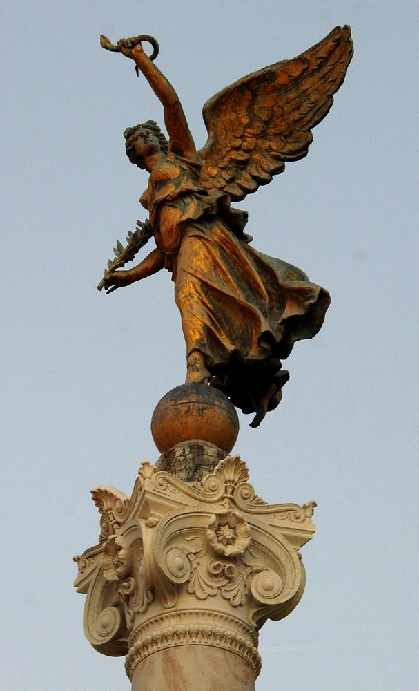 Bronze-Engel im Abendlicht