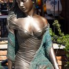 Bronzefigur Frau im Sommerkleid