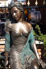 Bronzefigur Frau im Sommerkleid