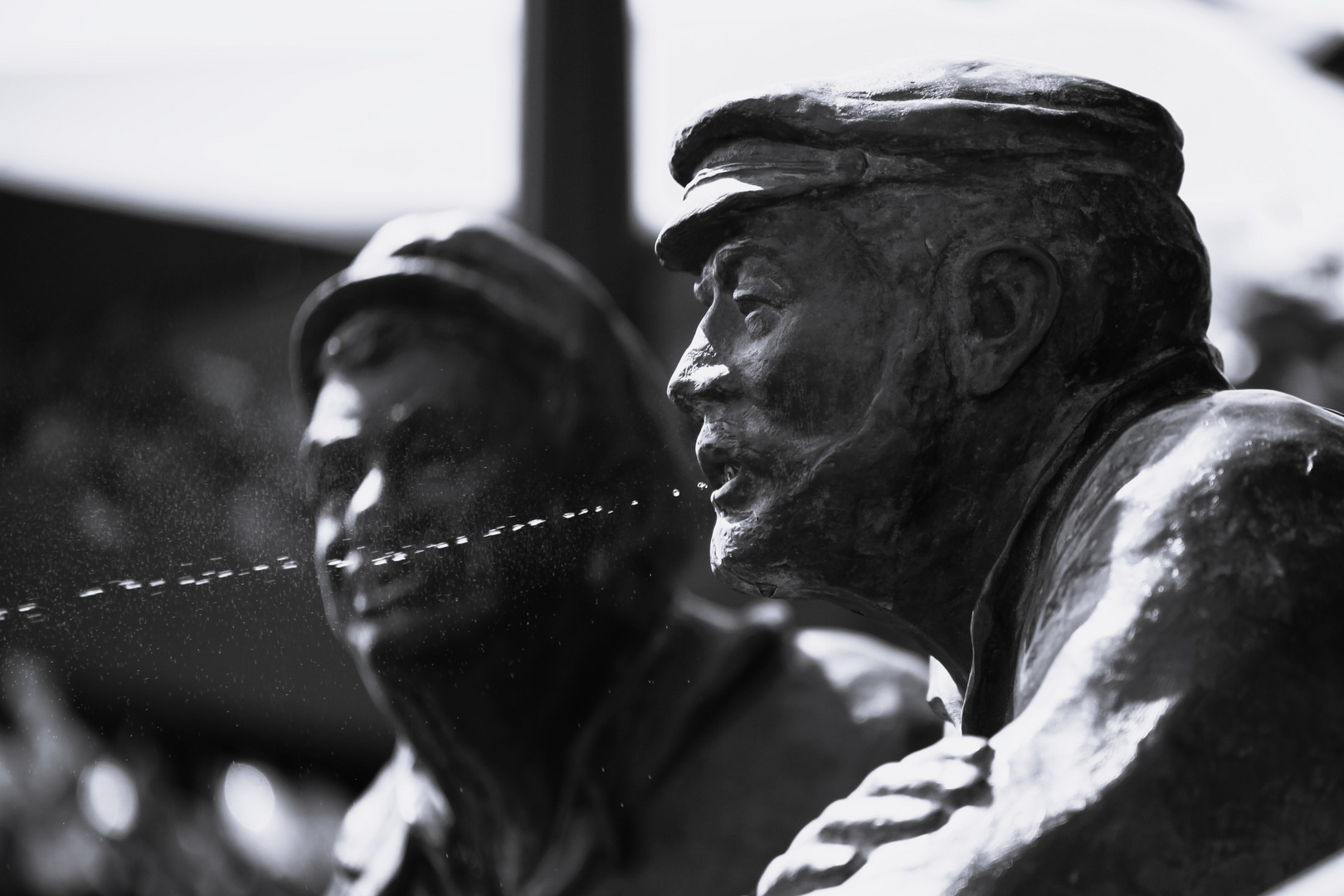 Bronzefigur "spuckende Männer" im Emdener Hafen