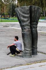 Bronzenes Stiefelpaar als Fragment einer überlebensgrossen Statue Reza Shahs