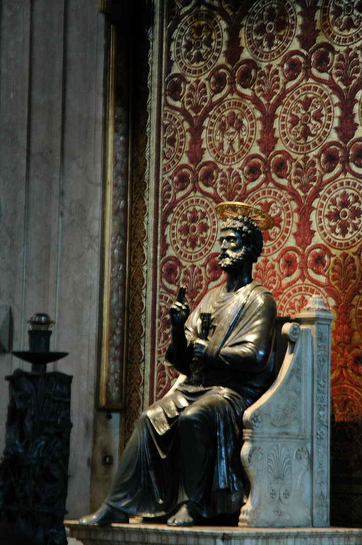 Bronzestatue des Heiligen Petrus im Petersdom