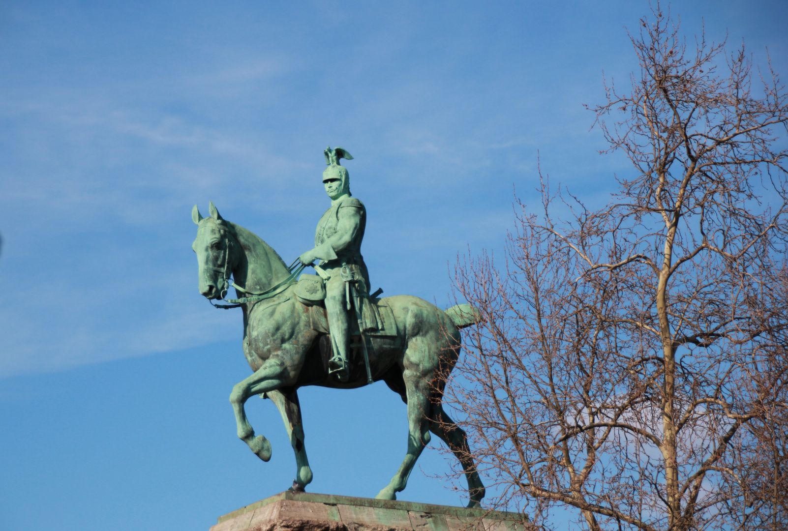 Bronzestatue im Kölner Frühling