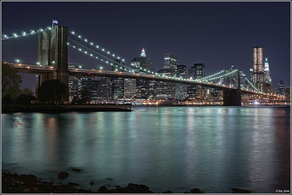 Brookly Bridge in front of Skyline Manhattan Downtown