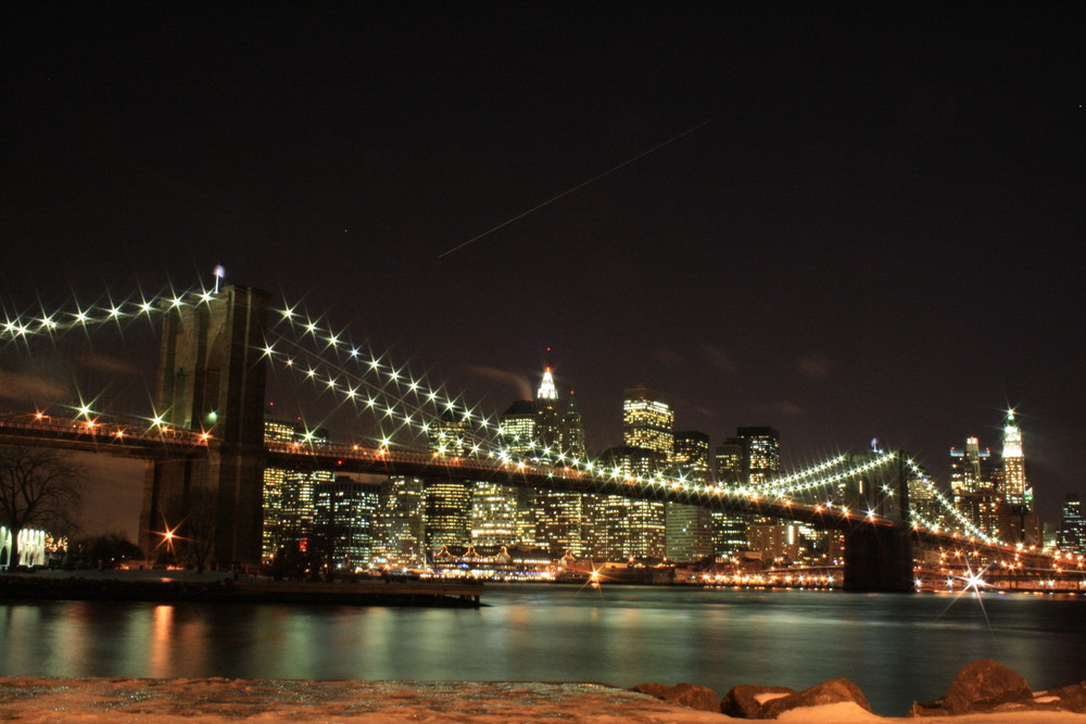 Brooklyn Bridge by night at 20 degrees fahrenheit