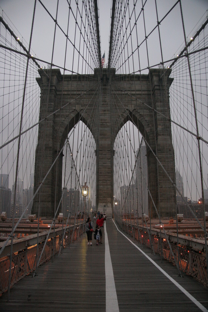 Brooklyn Bridge in der Dämmerung