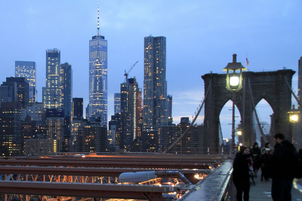 Brooklyn Bridge mit New York Skyline