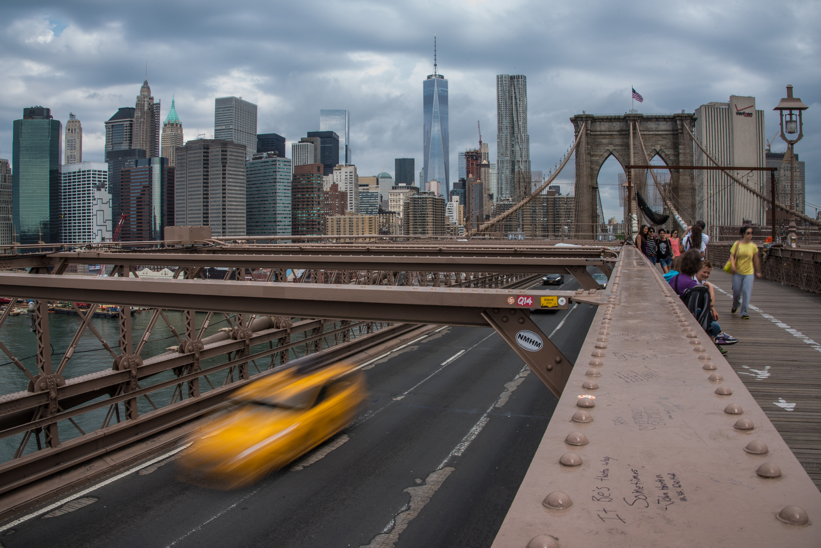 Brooklyn Bridge mit Taxi