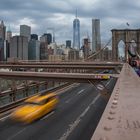 Brooklyn Bridge mit Taxi