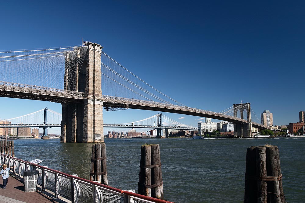 Brooklyn Bridge vom Ufer