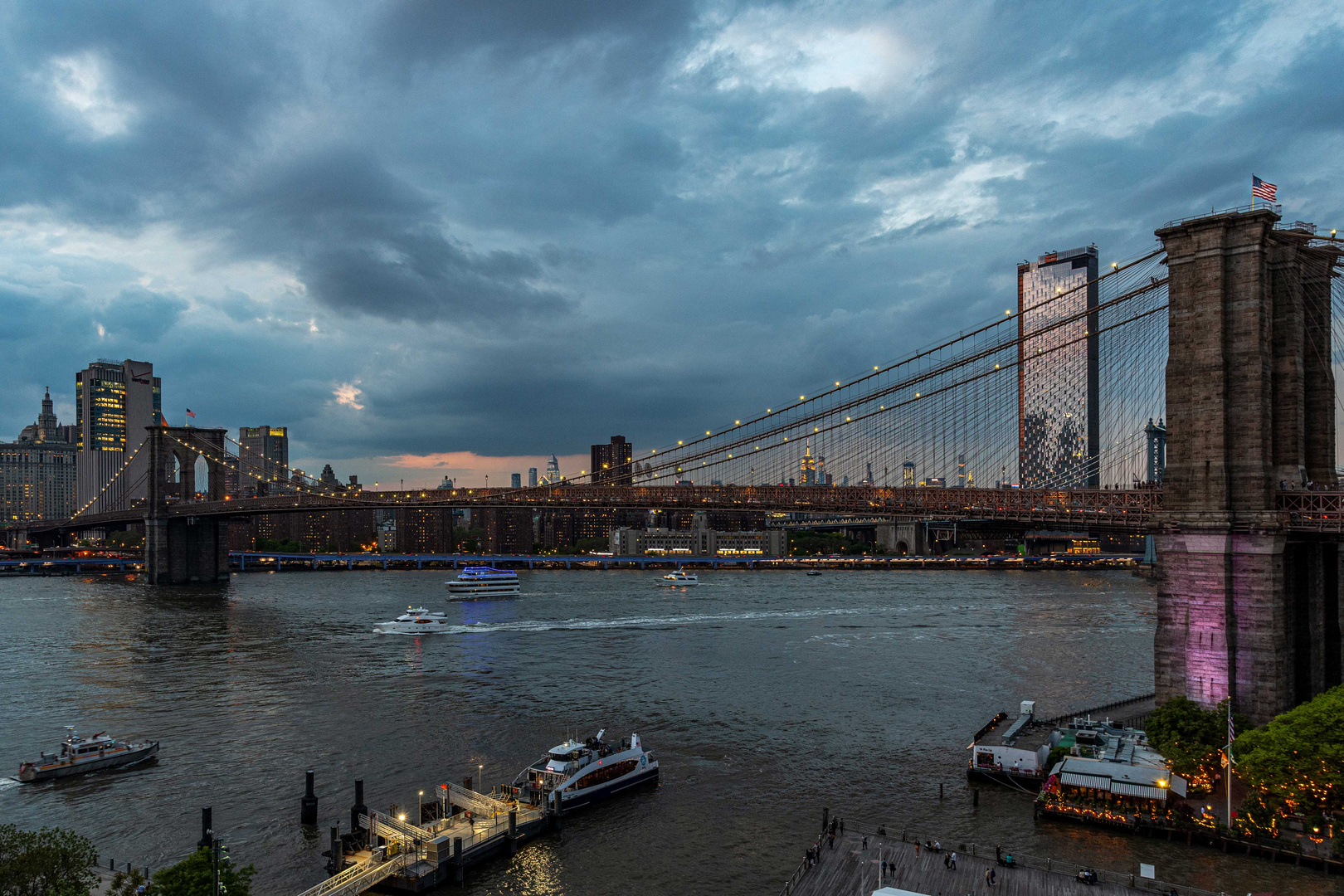 Brooklyn Bridge zur blauen Stunde