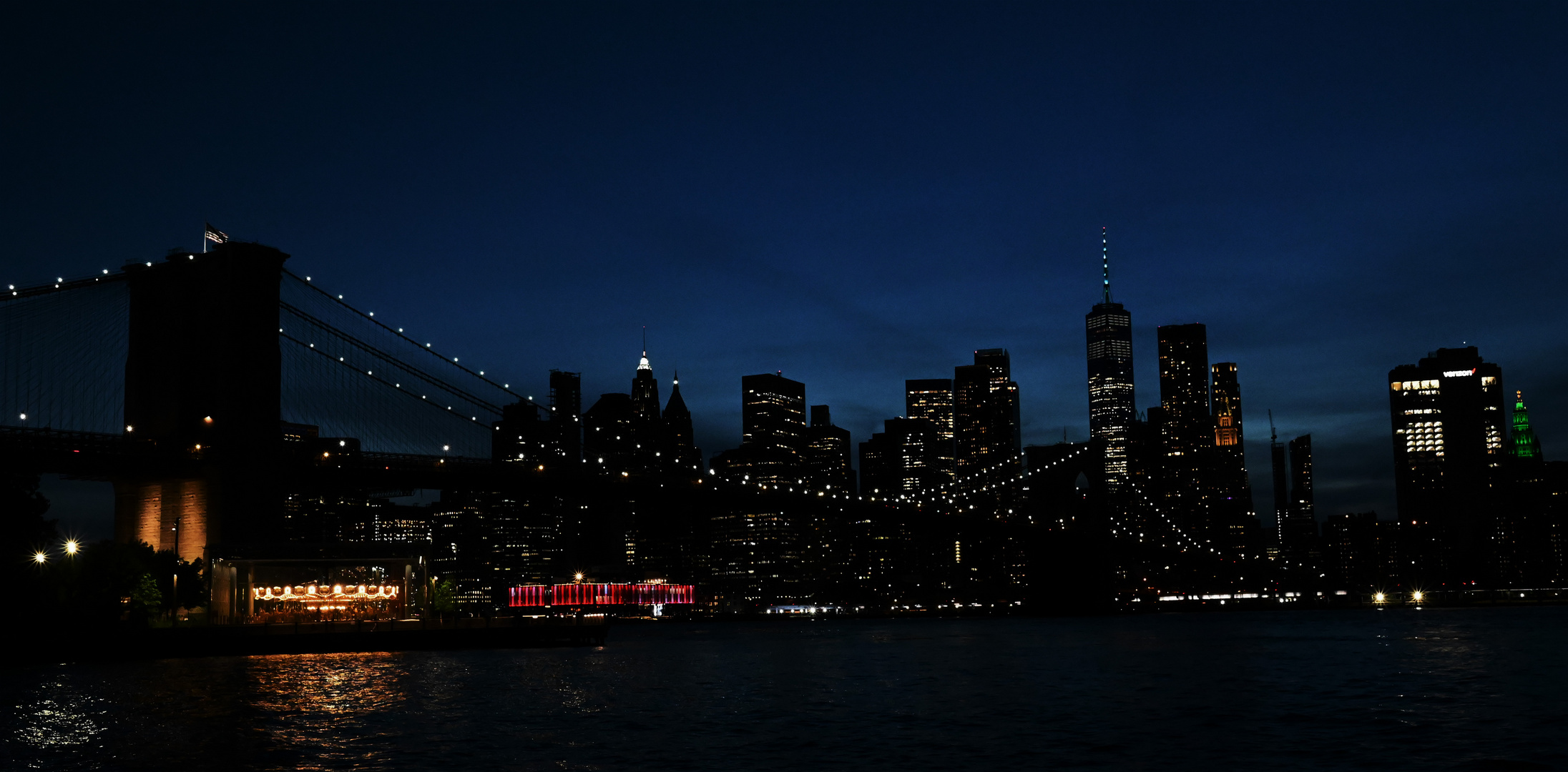 Brooklyn Brücke und Manhattan bei Nacht 