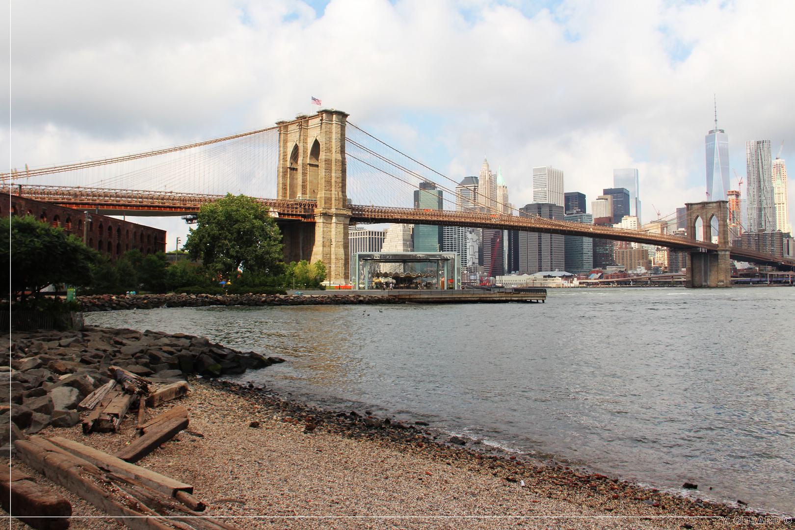 Brooklyn - Main Street Park face au Pont de Brooklyn