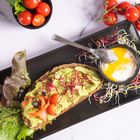 Brot, Avocado, Paradeiser und pochiertes Ei