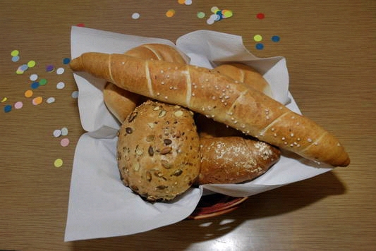 Brot und Gebäck dazu, dann schmeckts