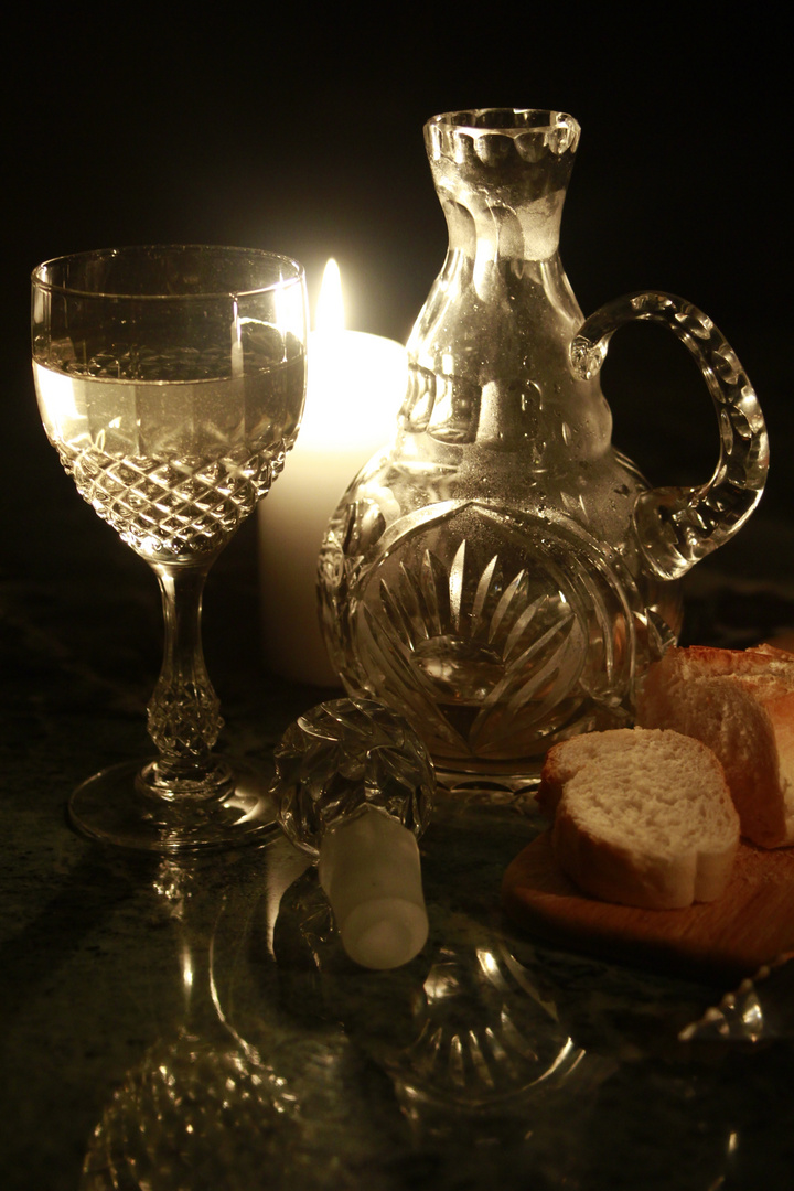 Brot und Wein im Kerzenschein